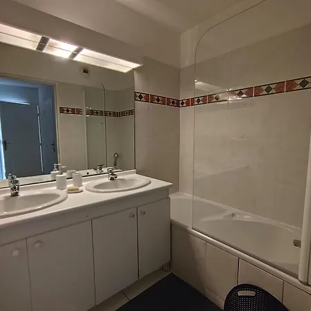 Elegant Two-bedroom With Private Pool And Parking 아파트