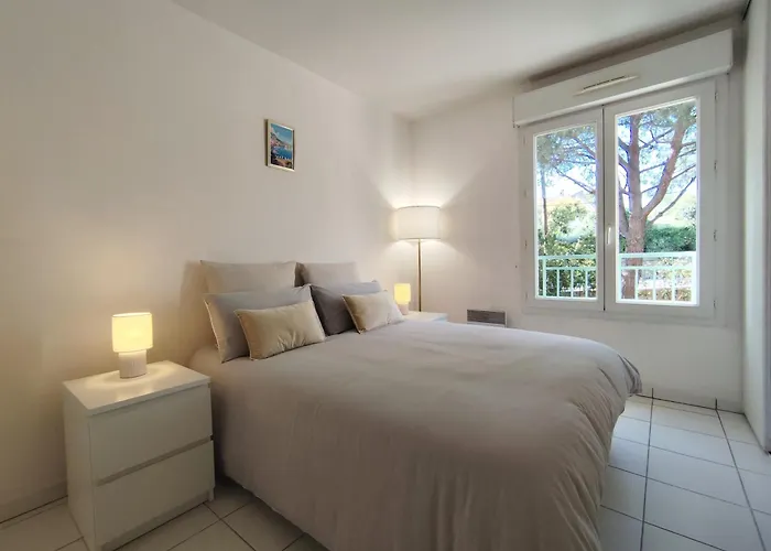 Elegant Two-bedroom With Private Pool And Parking Antibes