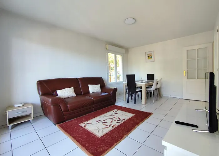 Elegant Two-bedroom With Private Pool And Parking Apartamento Antibes