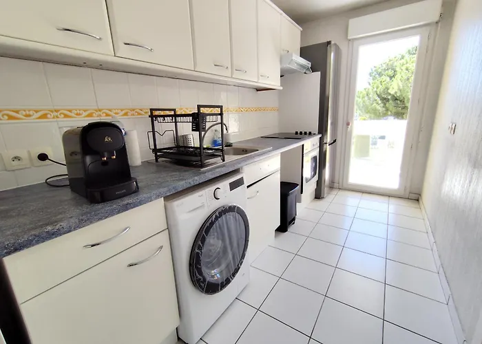 Elegant Two-bedroom With Private Pool And Parking *