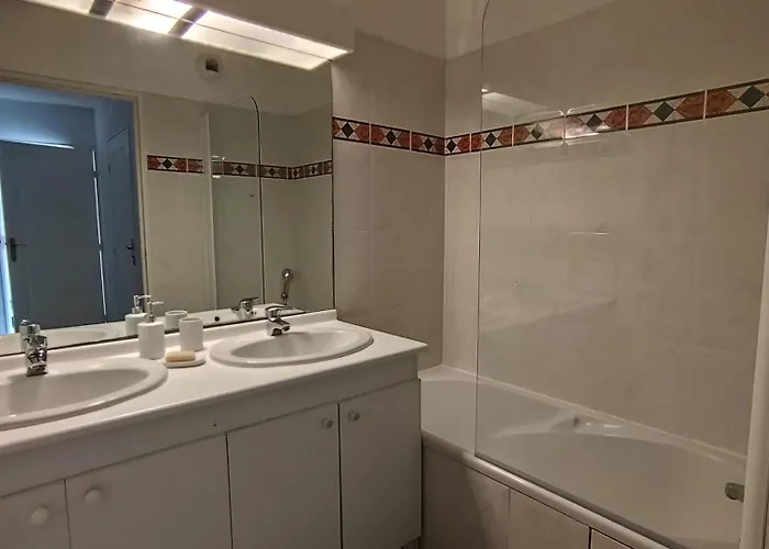 Elegant Two-bedroom With Private Pool And Parking Appartement