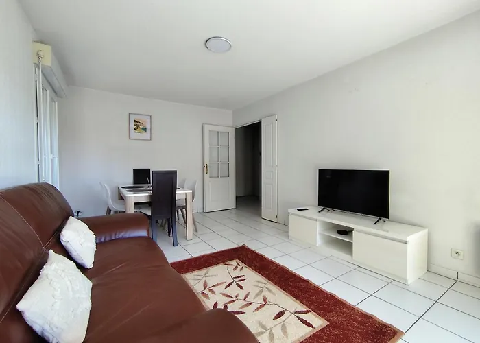 Elegant Two-bedroom With Private Pool And Parking