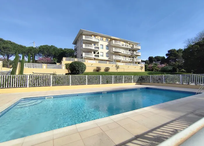 Elegant Two-bedroom With Private Pool And Parking *