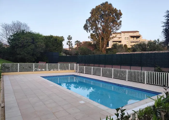 Apartamento Elegant Two-bedroom With Private Pool And Parking