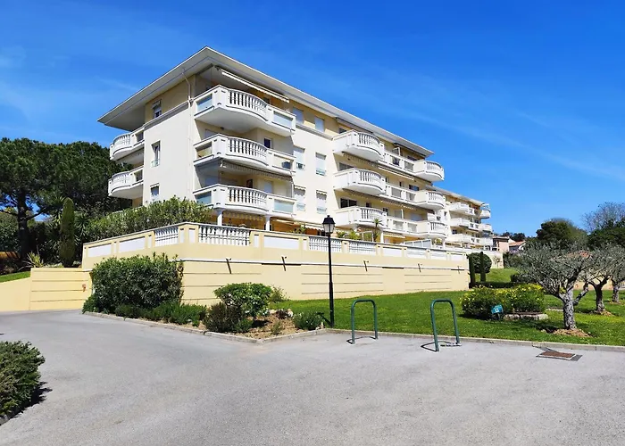 Elegant Two-bedroom With Private Pool And Parking